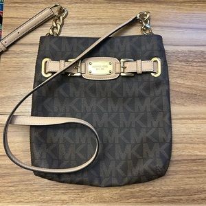 Like new MK Michael Kor’s cross body bag. Logo in brown with natural and gold.